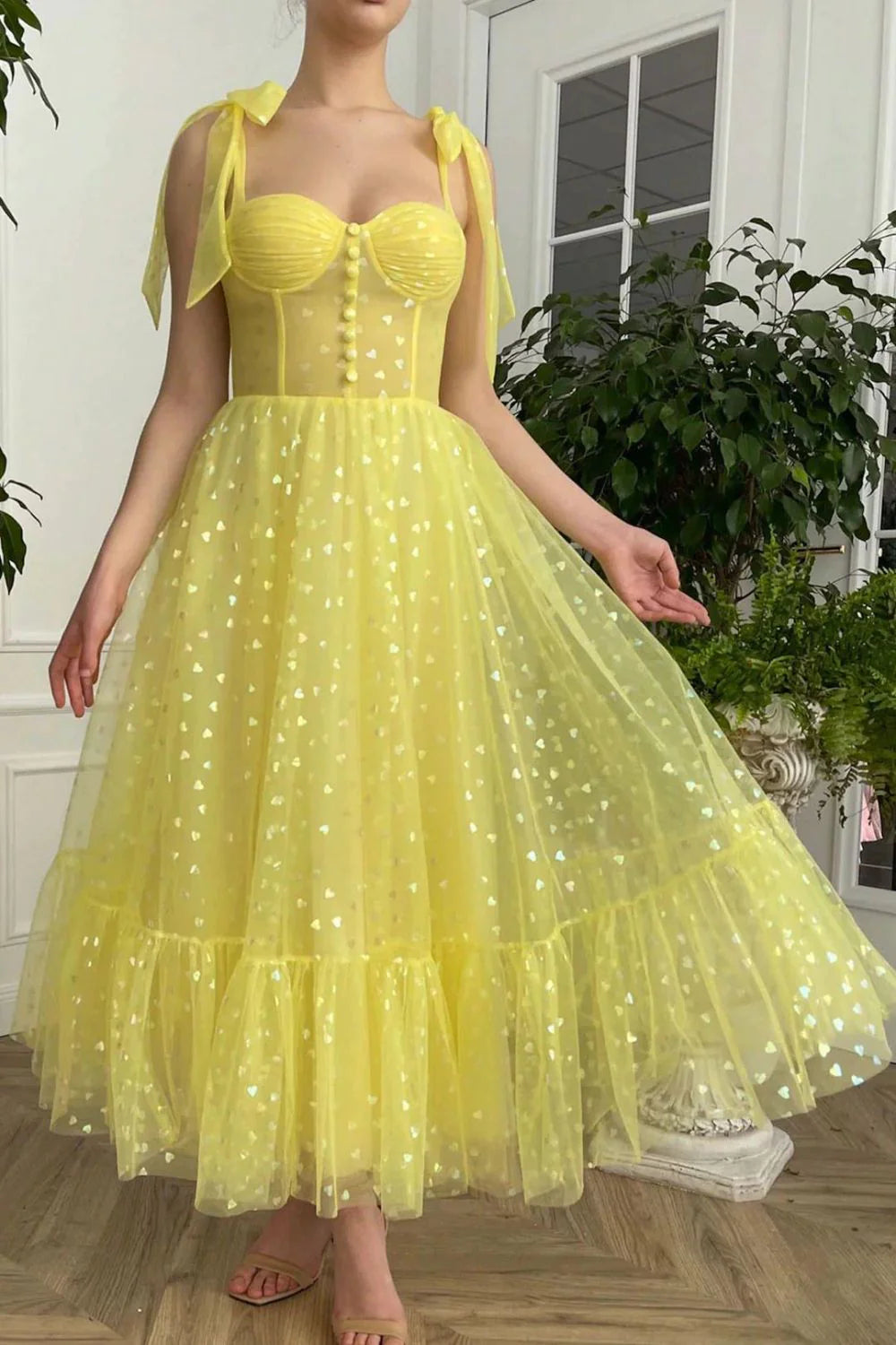 Lindo vestido amarillo de fiesta con escote en forma de A y escote en forma de corazón para regreso a casa